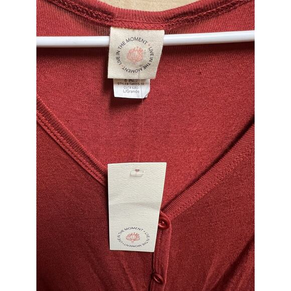 Rust Red Button Front Tie Hem Top Sz L Boho Casual Soft Knit V-Neck Slouchy Tee - Picture 4 of 4